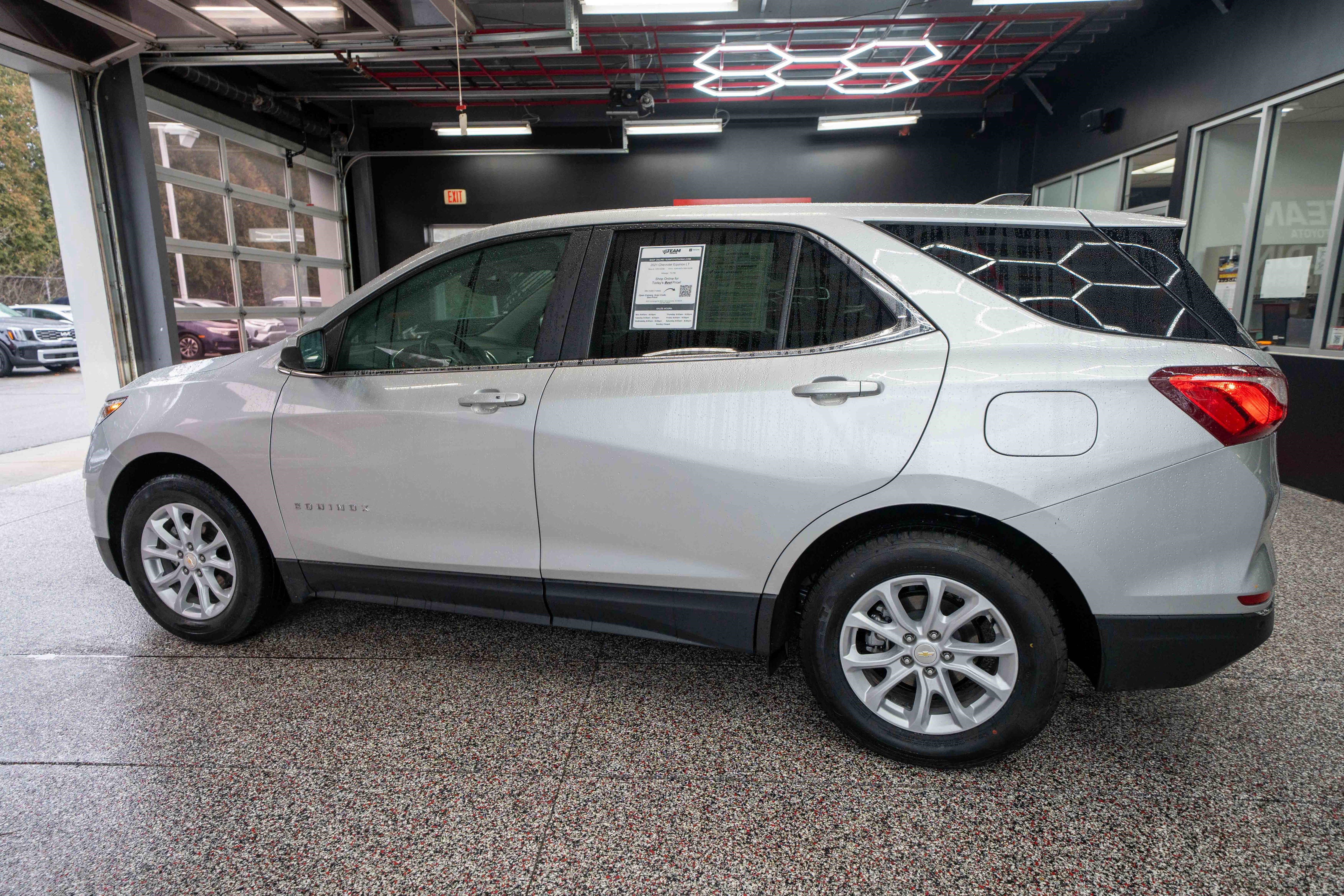 Used 2021 Chevrolet Equinox LT image 2