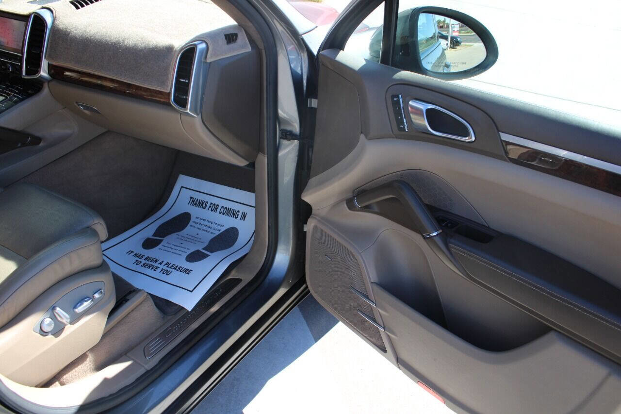 Used 2011 Porsche Cayenne Turbo AWD/4WD image 11
