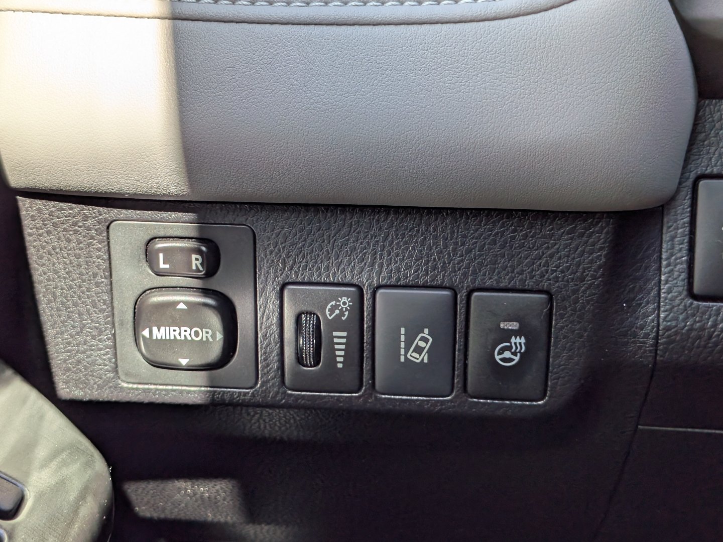 Used 2017 Toyota RAV4 Platinum AWD/4WD image 21