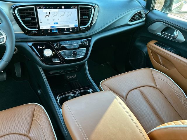 Used 2025 Chrysler Pacifica Pinnacle image 25