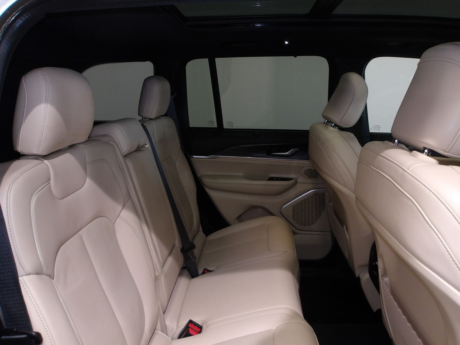 Used 2023 Jeep Grand Cherokee Limited w/ Luxury Tech Group II AWD/4WD image 18