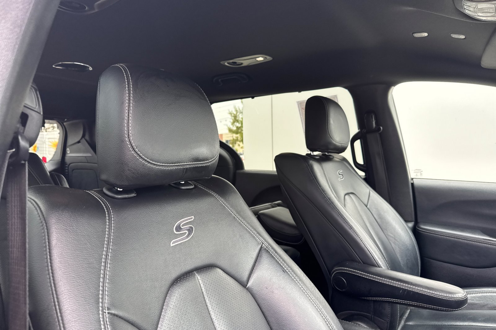 Used 2021 Chrysler Pacifica Touring-L w/ Uconnect Theater Family Group FWD image 18