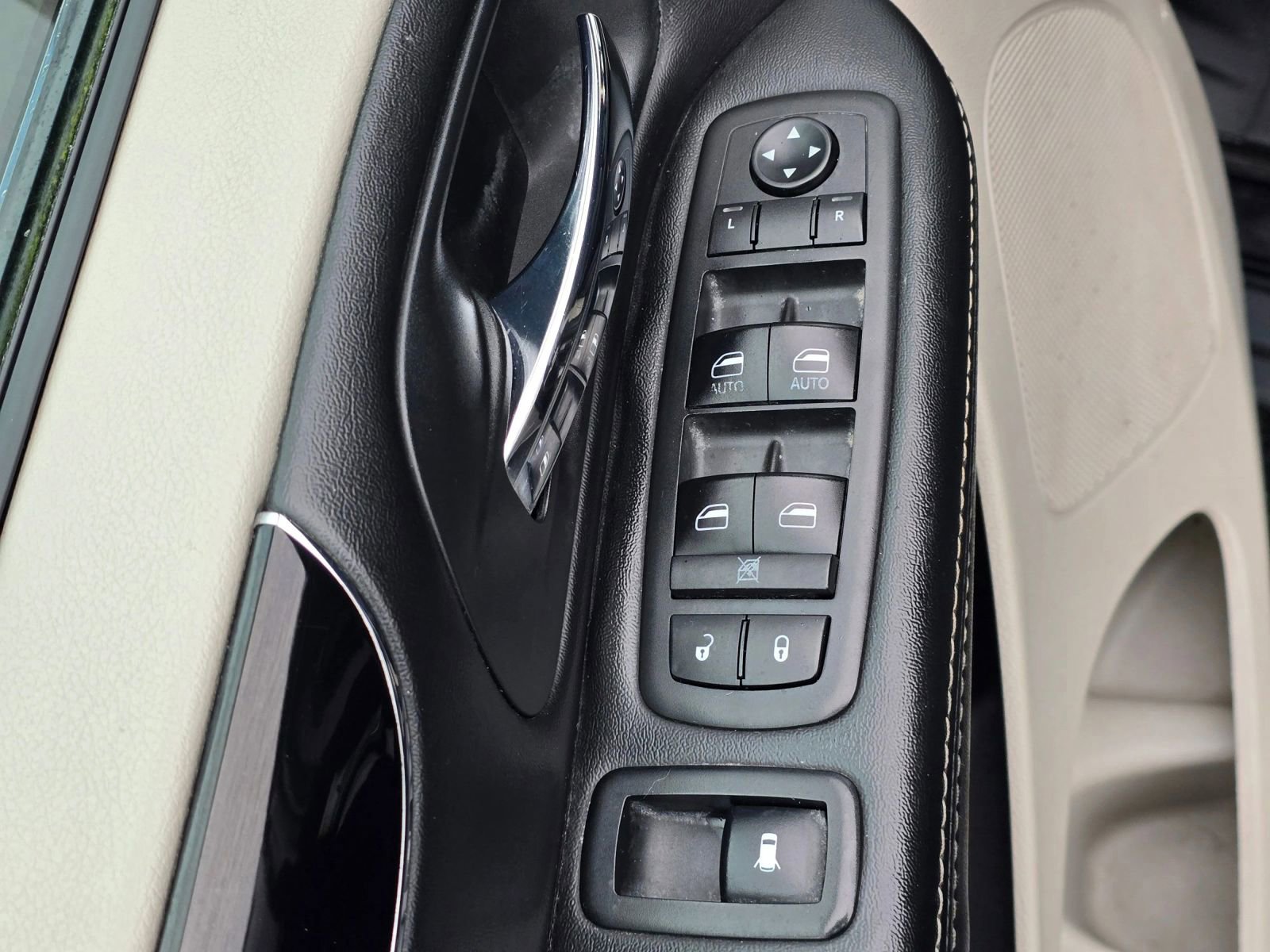 Used 2018 Dodge Grand Caravan SXT FWD image 23