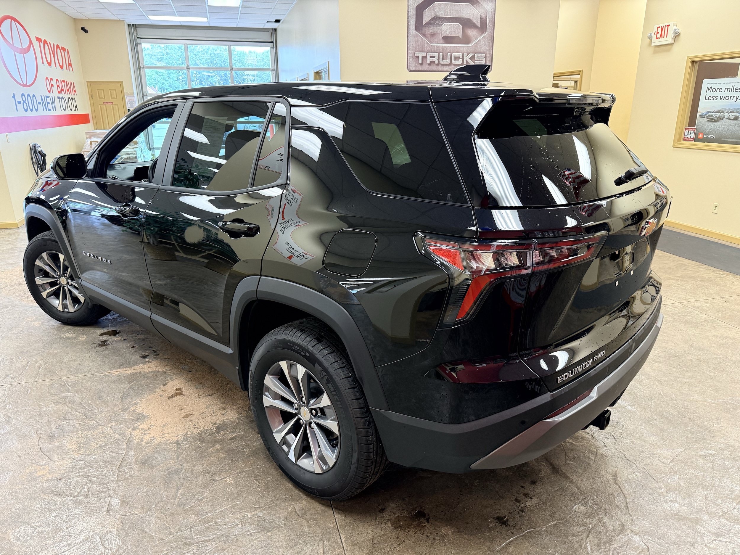 Used 2025 Chevrolet Equinox LT w/ Safety and Technology Package AWD/4WD image 8