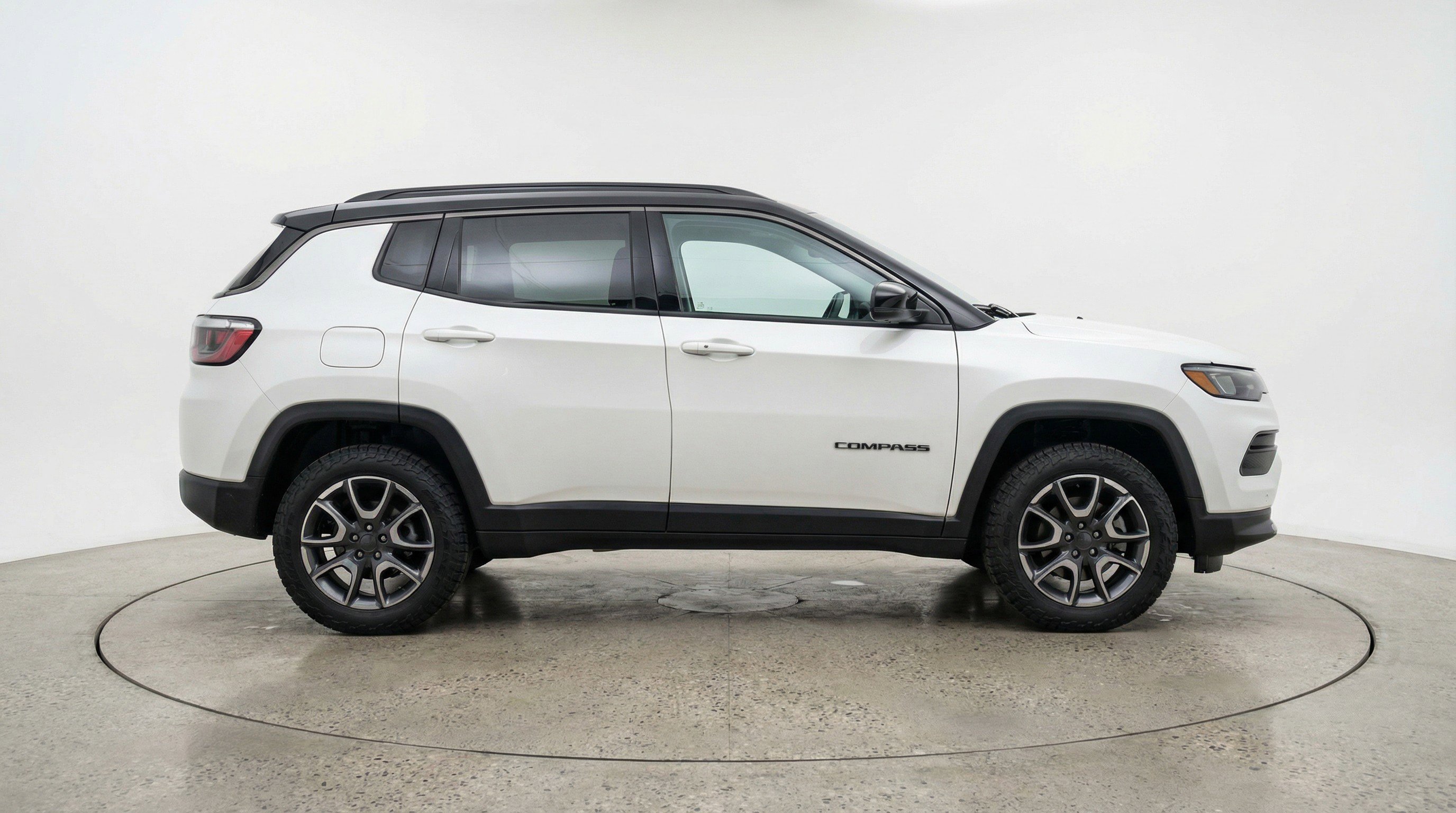 Used 2025 Jeep Compass Trailhawk AWD/4WD image 11
