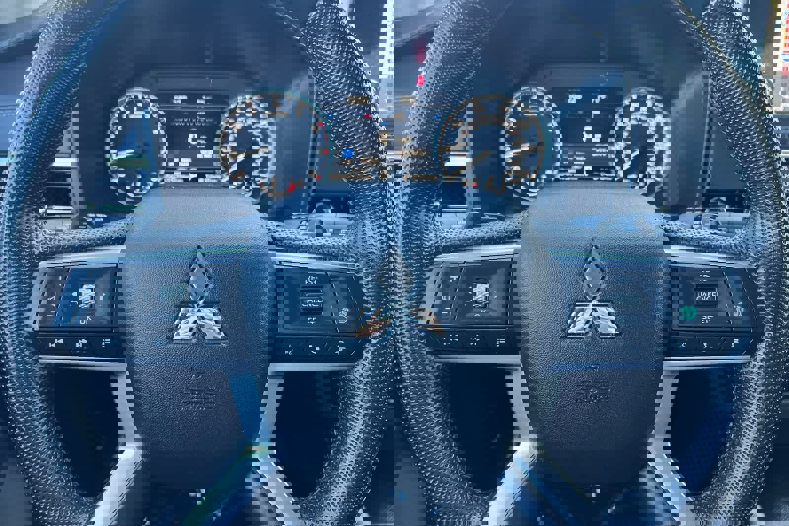 Used 2023 Mitsubishi Outlander SE image 27