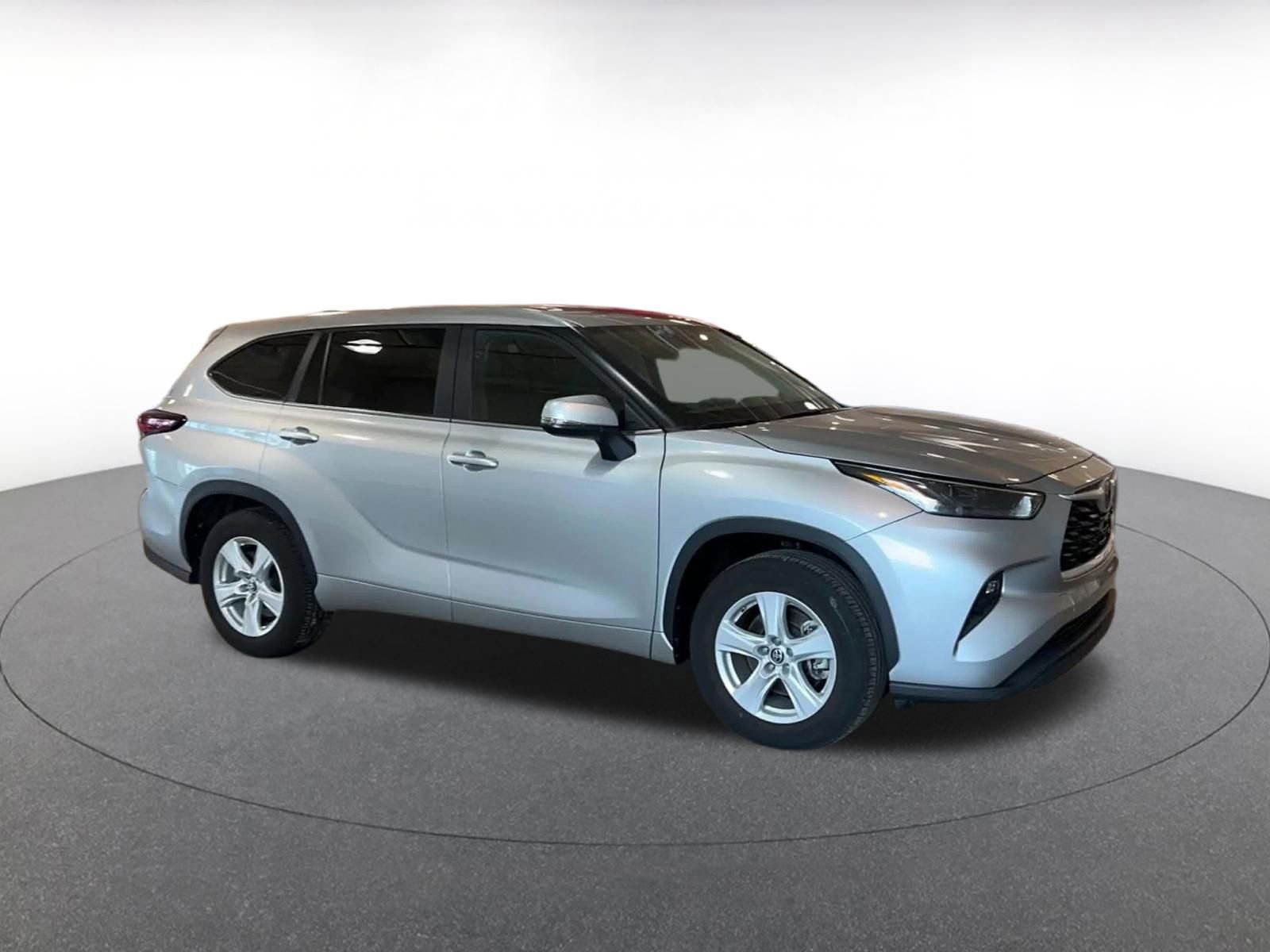 Used 2025 Toyota Highlander LE image 2