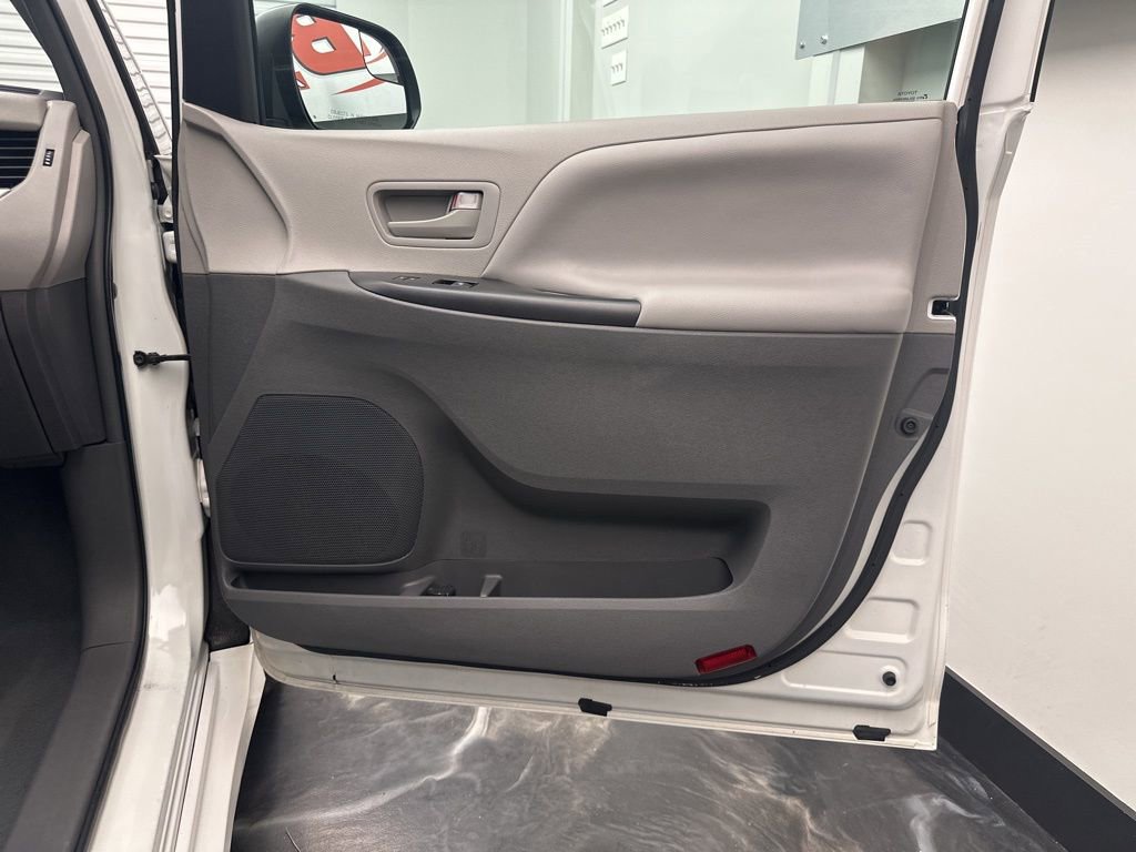 Used 2019 Toyota Sienna L image 12
