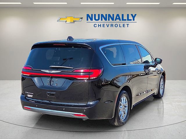 Used 2024 Chrysler Pacifica Touring-L FWD image 5