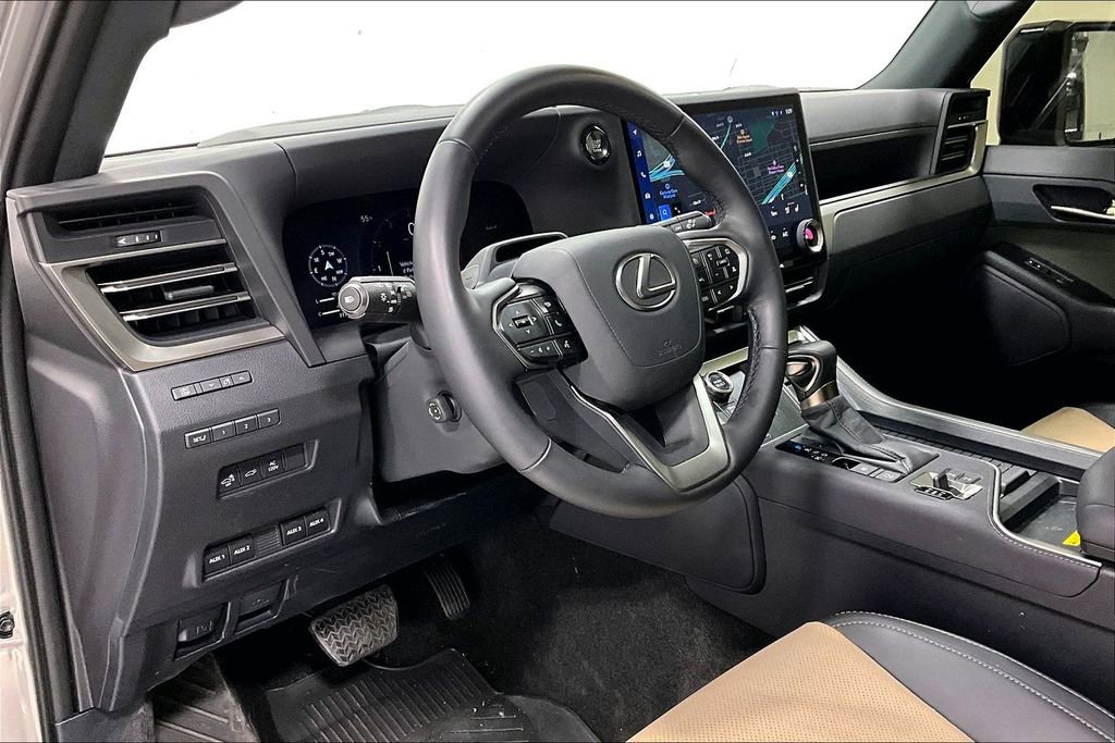 Used 2025 Lexus GX 550 image 16