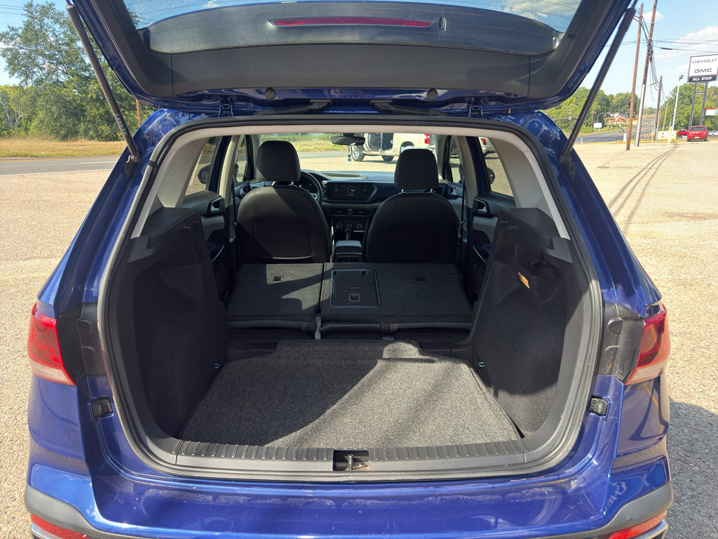 Used 2023 Volkswagen Taos SE w/ Panoramic Sunroof Package FWD image 10
