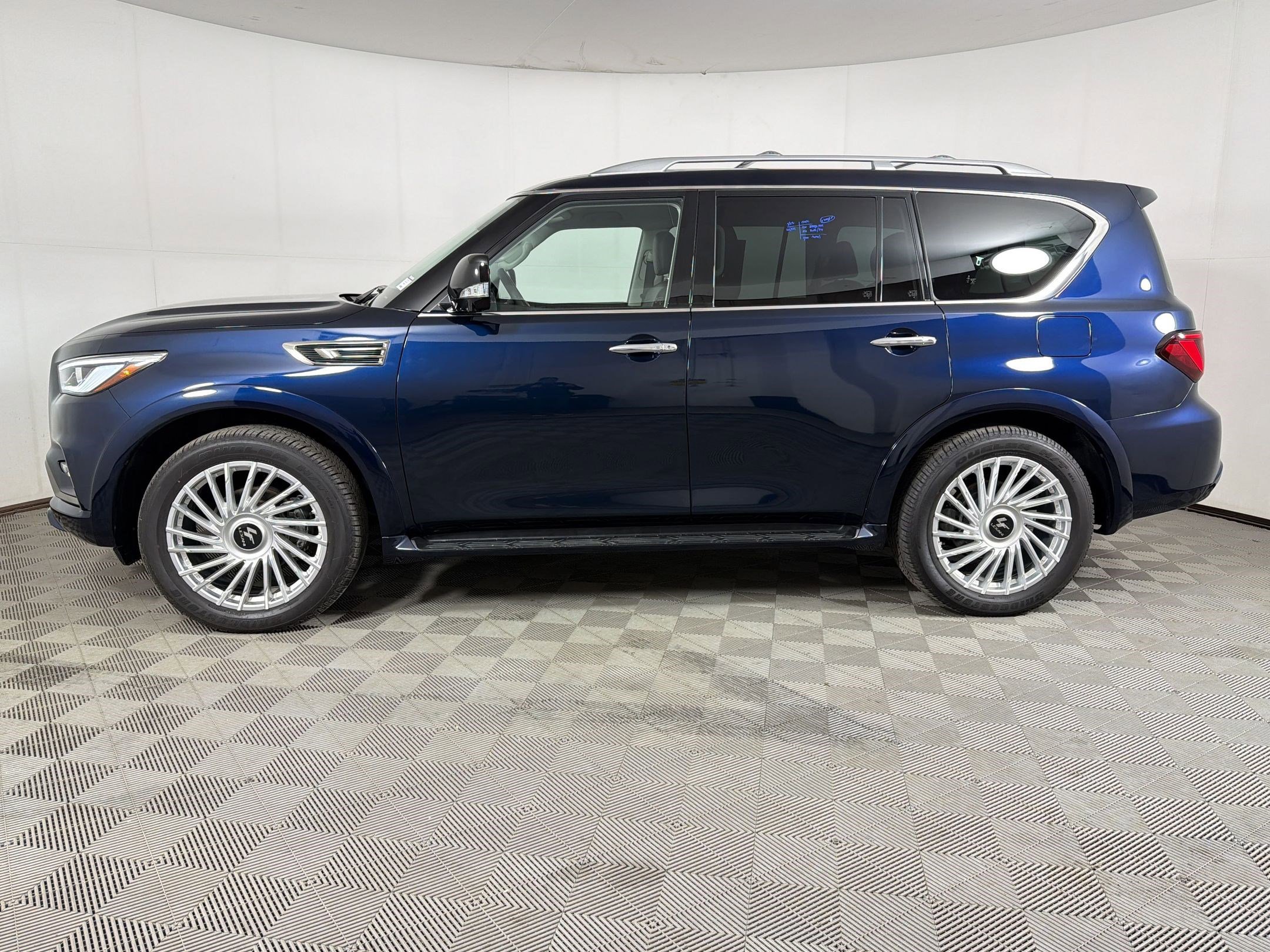 Used 2023 INFINITI QX80 Premium Select w/ Cargo Package AWD/4WD image 2