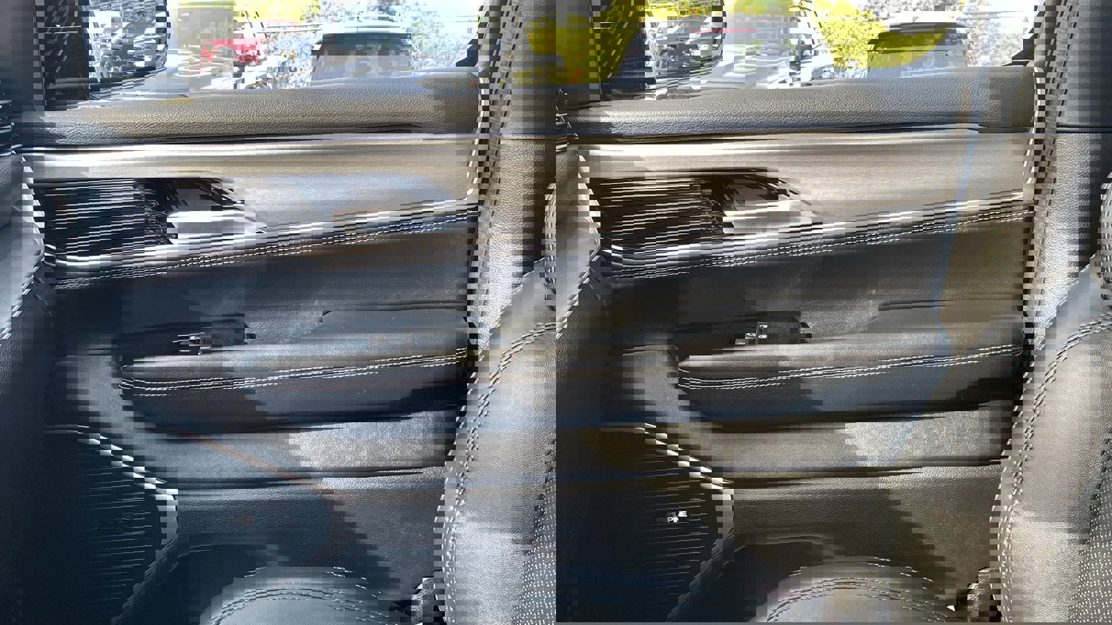 Used 2025 Jeep Wagoneer 4WD w/ Premium Group I image 16