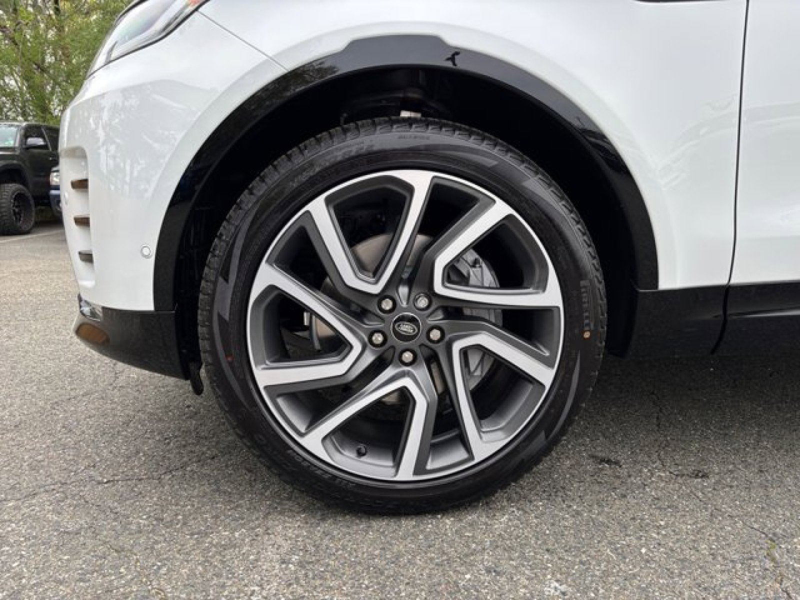 New 2025 Land Rover Discovery Dynamic SE image 9