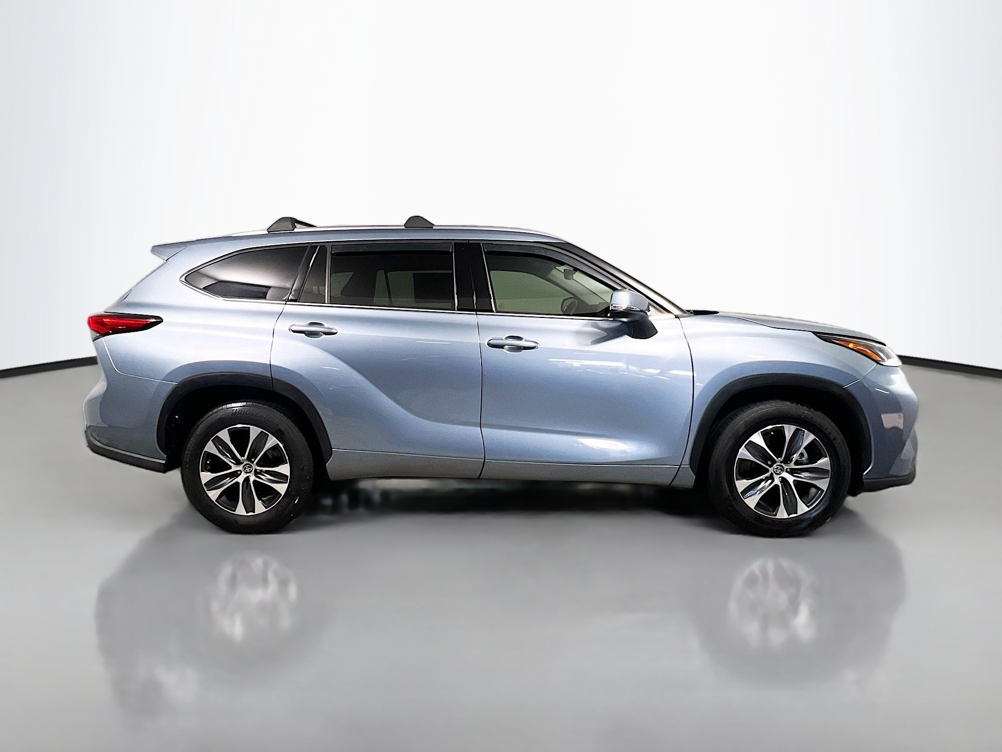 Used 2021 Toyota Highlander XLE FWD image 3