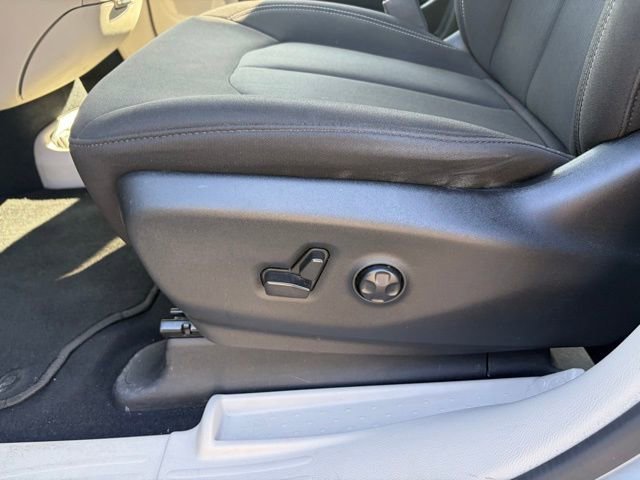 Used 2022 Chrysler Voyager LX image 30