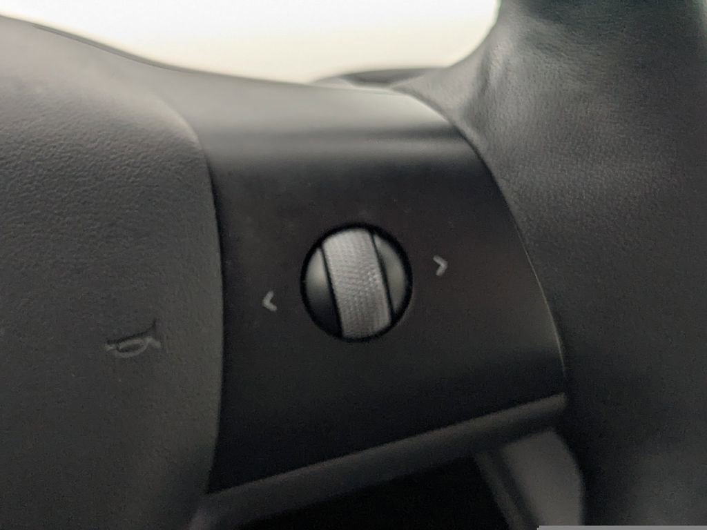 Used 2022 Tesla Model Y Long Range AWD/4WD image 21