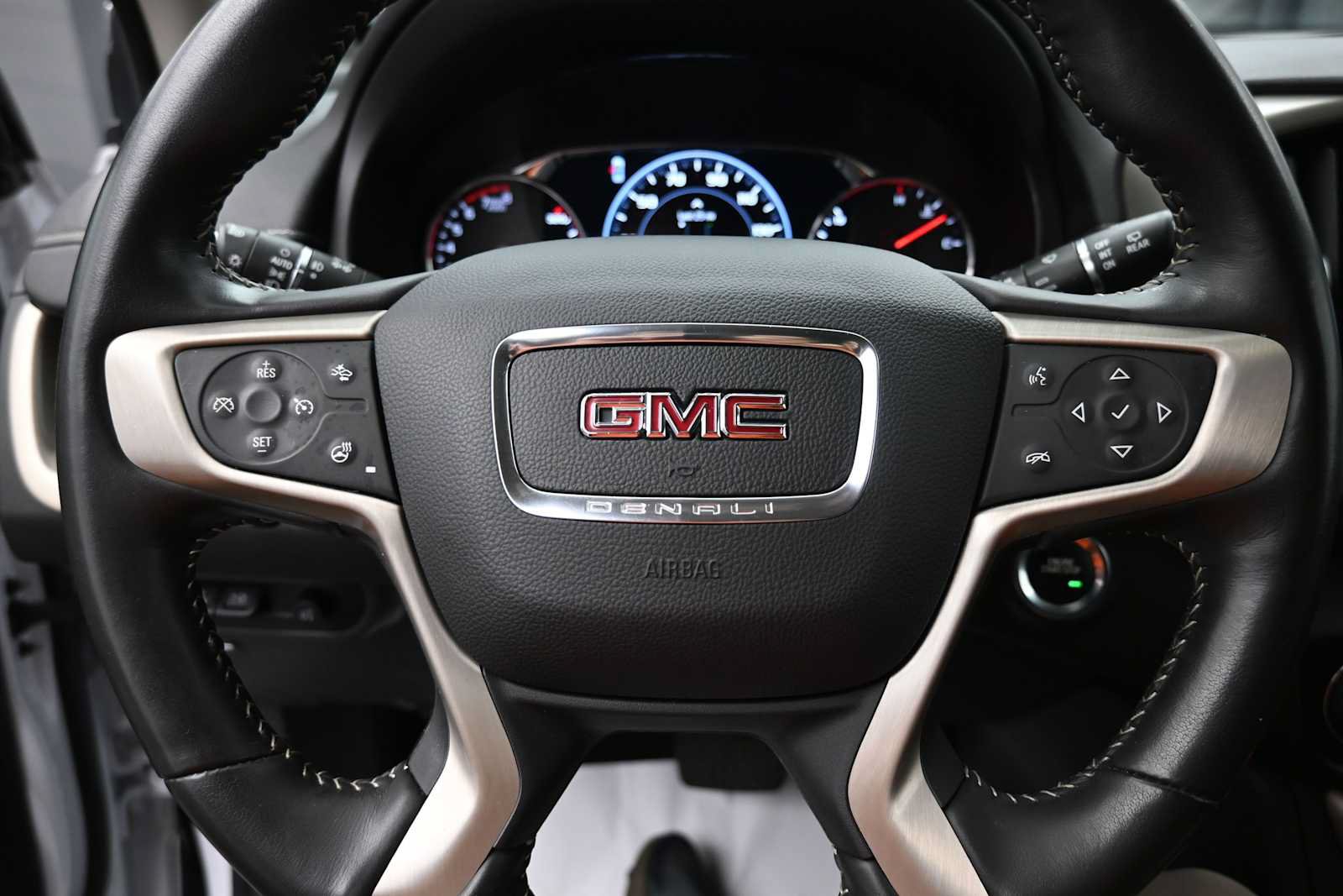 Used 2022 GMC Terrain Denali w/ Denali Premium Package AWD/4WD image 6