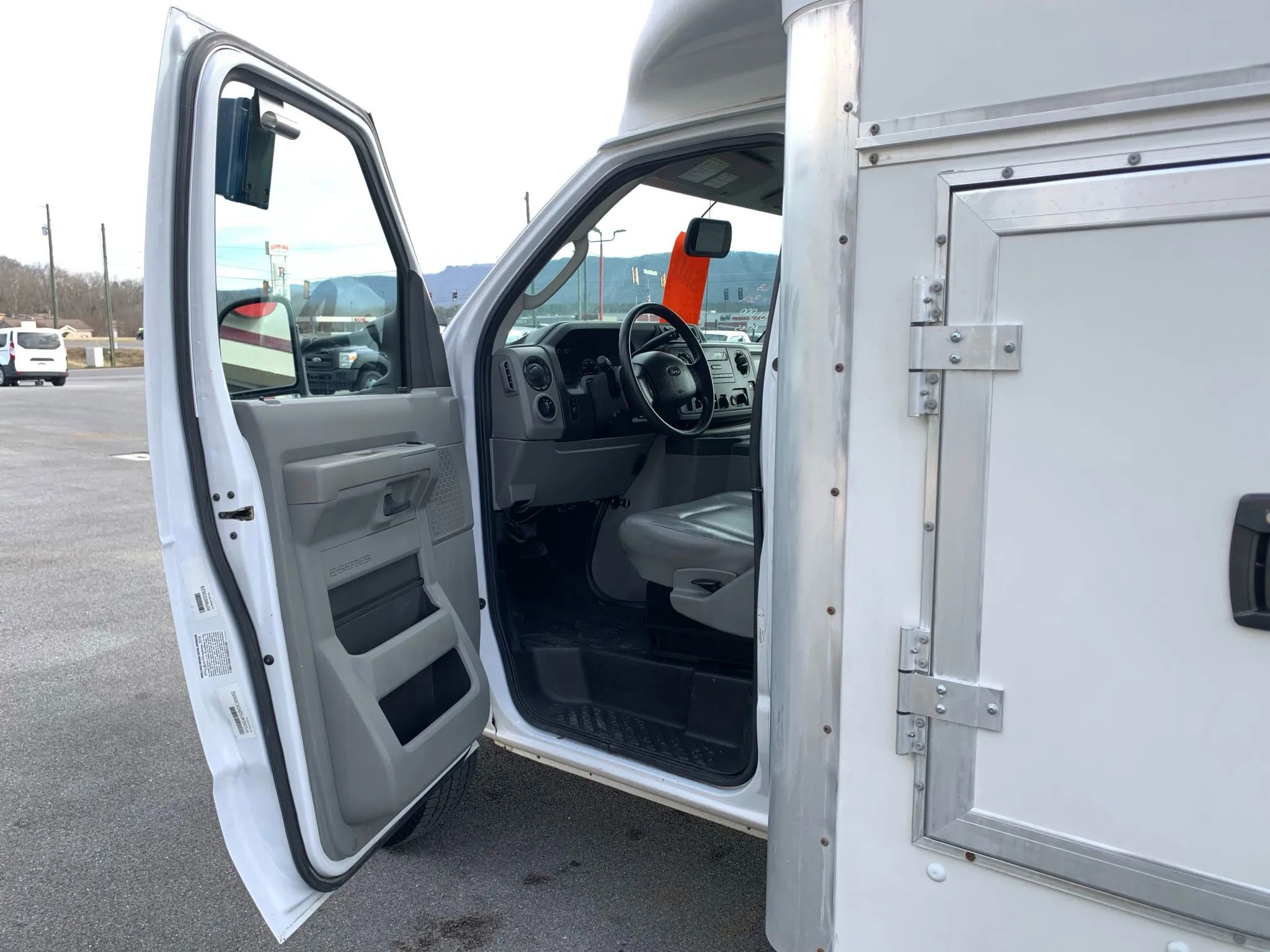 Used 2019 Ford E-450 and Econoline 450 Super Duty w/ Power Windows & Locks Group image 7
