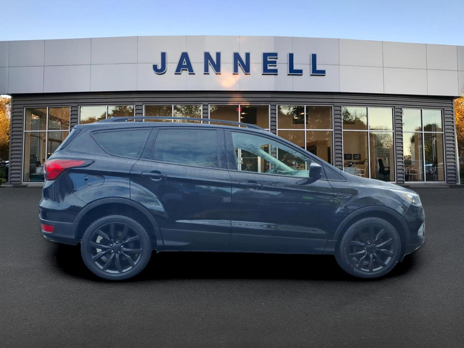 Used 2019 Ford Escape SE image 4