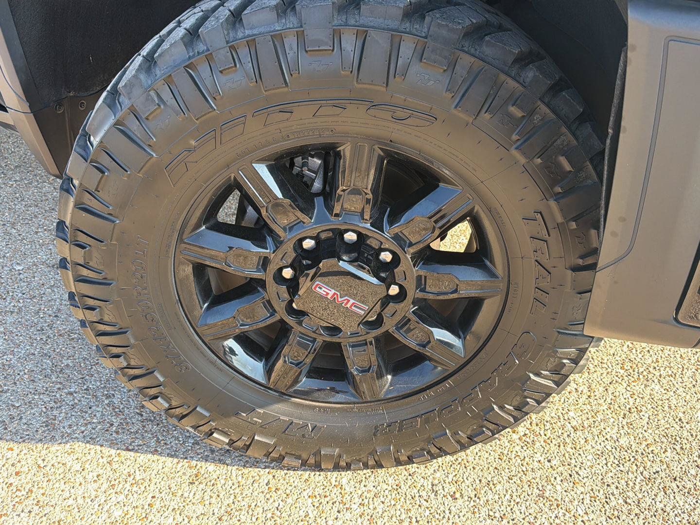 Used 2025 GMC Sierra 2500 AT4 w/ AT4 Premium Plus Package AWD/4WD image 9