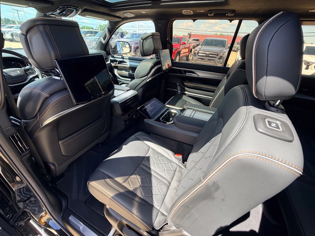 Used 2022 Jeep Grand Wagoneer Series III w/ Rear Seat Video Group 1 AWD/4WD image 28