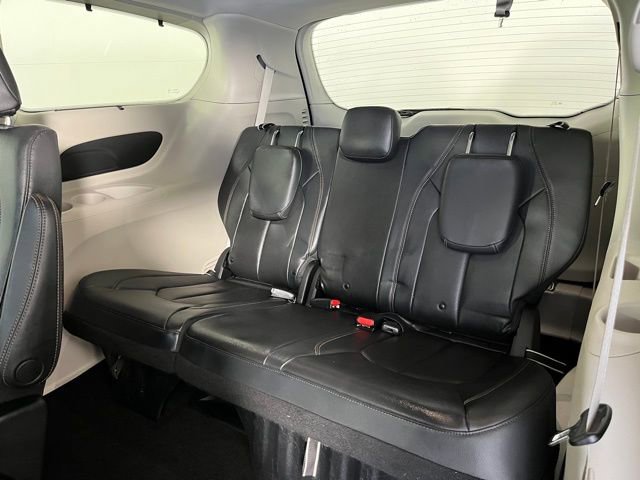 Used 2019 Chrysler Pacifica Touring-L image 37