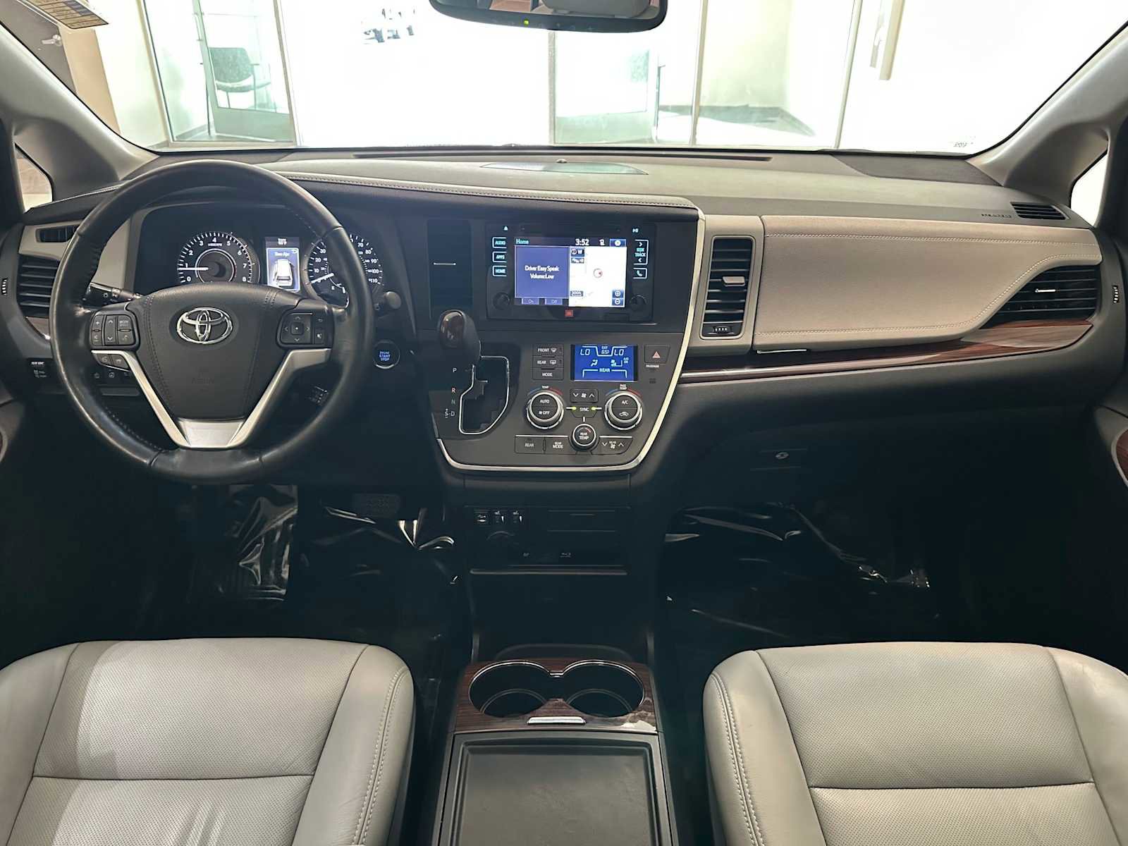 Used 2017 Toyota Sienna Limited Premium image 10