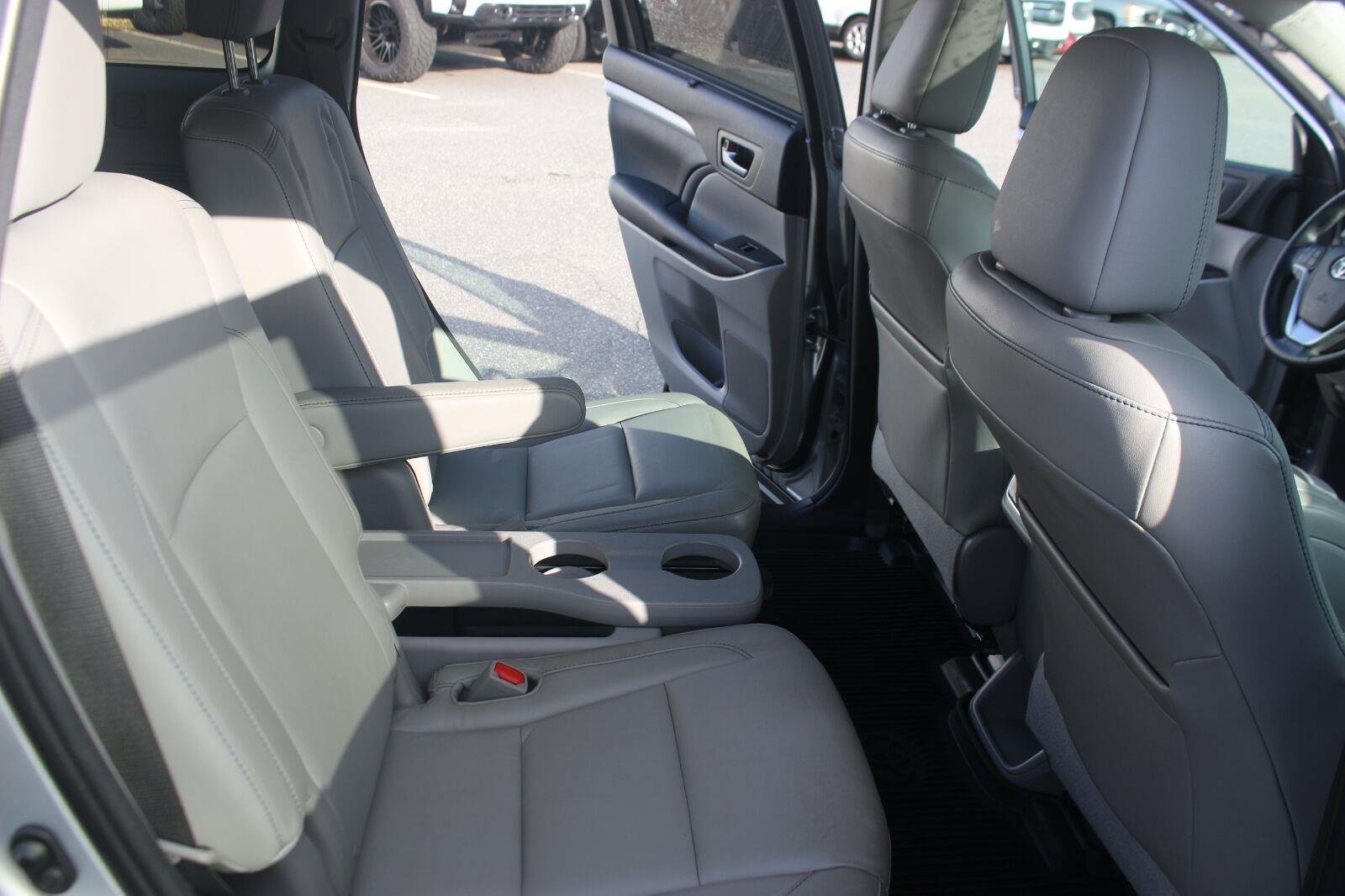Used 2015 Toyota Highlander XLE FWD image 34