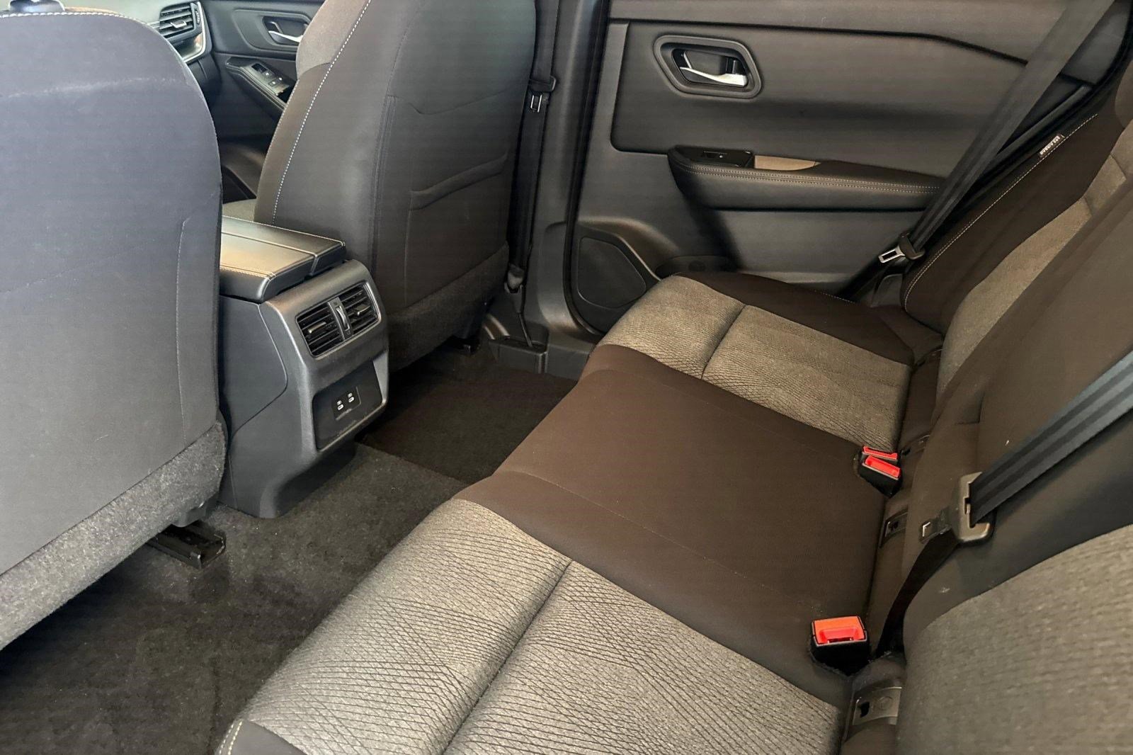 Used 2025 Nissan Rogue SV FWD image 24