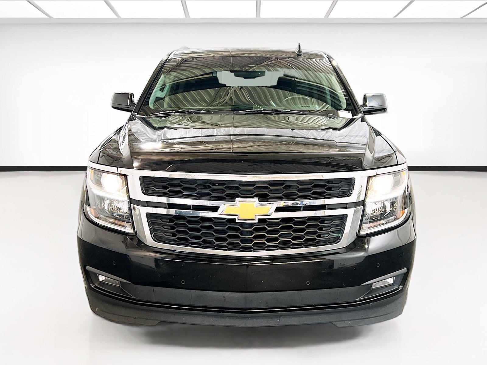 Used 2018 Chevrolet Suburban LT w/ Luxury Package RWD image 2