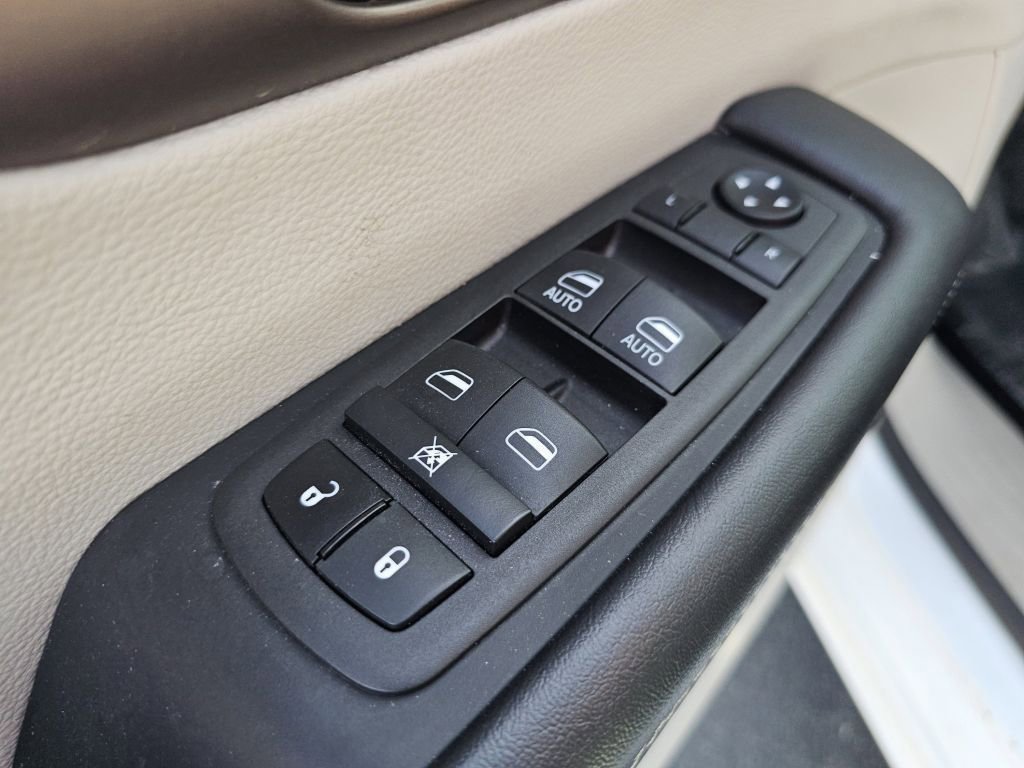 Used 2023 Chrysler Voyager LX image 28