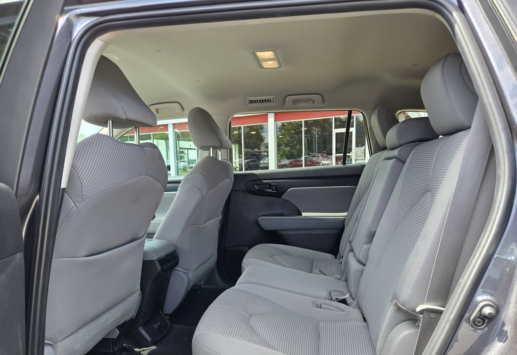 Used 2024 Toyota Highlander LE FWD image 15