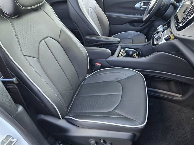 New 2026 Chrysler Pacifica Limited FWD image 9