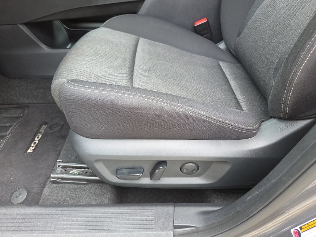 Certified 2025 Nissan Rogue SV FWD image 19