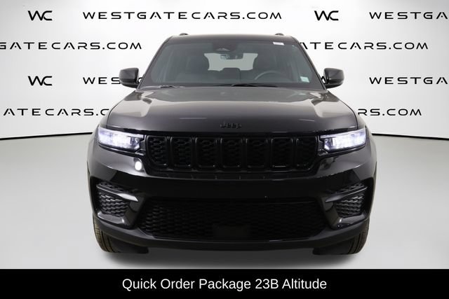 Used 2025 Jeep Grand Cherokee Altitude AWD/4WD image 2