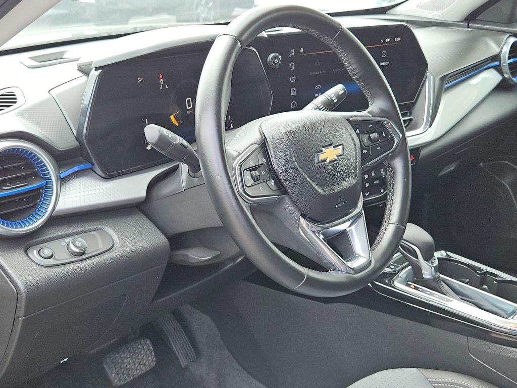 Used 2025 Chevrolet Trax LT w/ LT Convenience Package FWD image 13