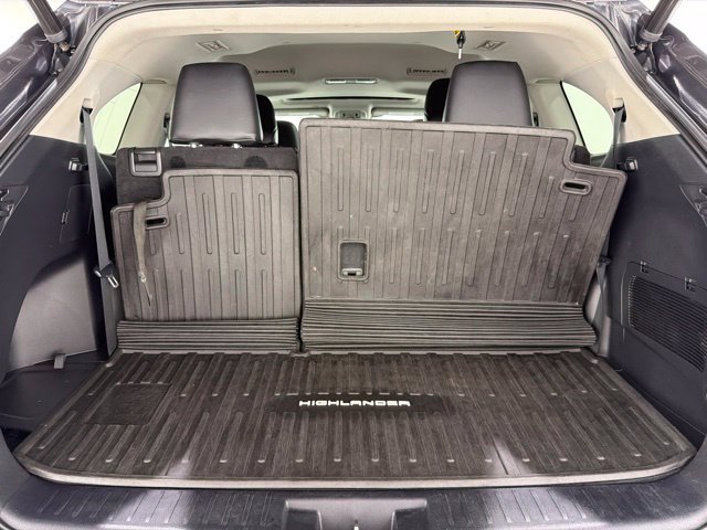 Used 2021 Toyota Highlander XLE AWD/4WD image 29