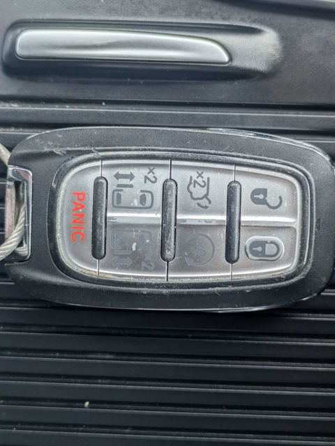 Used 2023 Chrysler Pacifica Touring-L FWD image 33