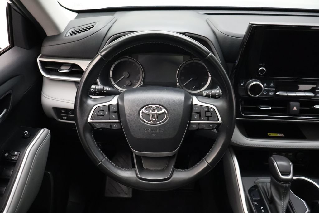 Used 2023 Toyota Highlander XLE FWD image 23