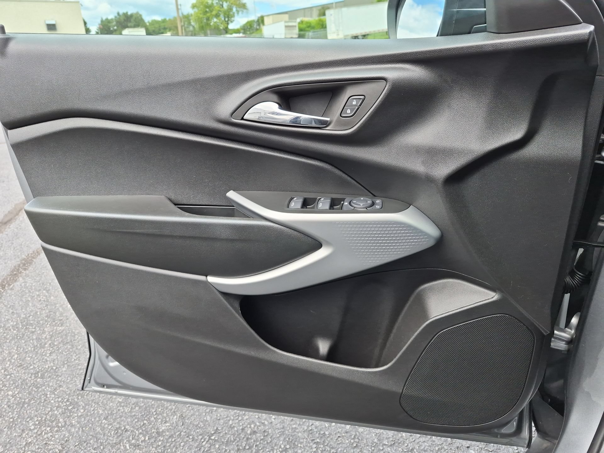 Certified 2025 Chevrolet Trax LS FWD image 21