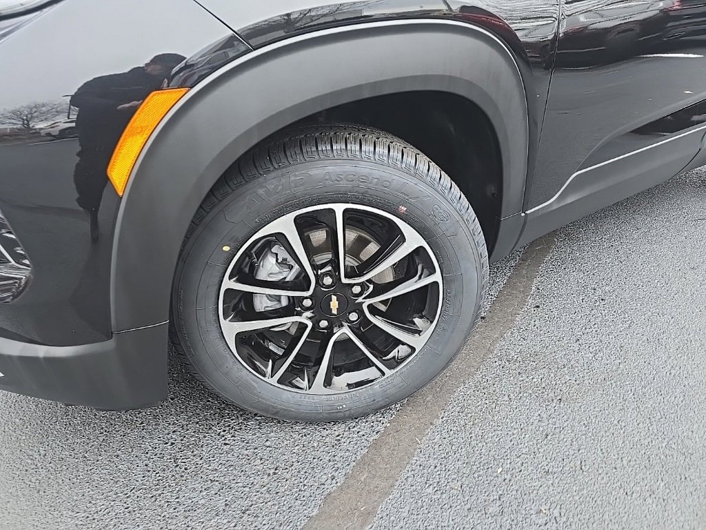 Used 2025 Chevrolet TrailBlazer LT w/ Driver Confidence Package image 2