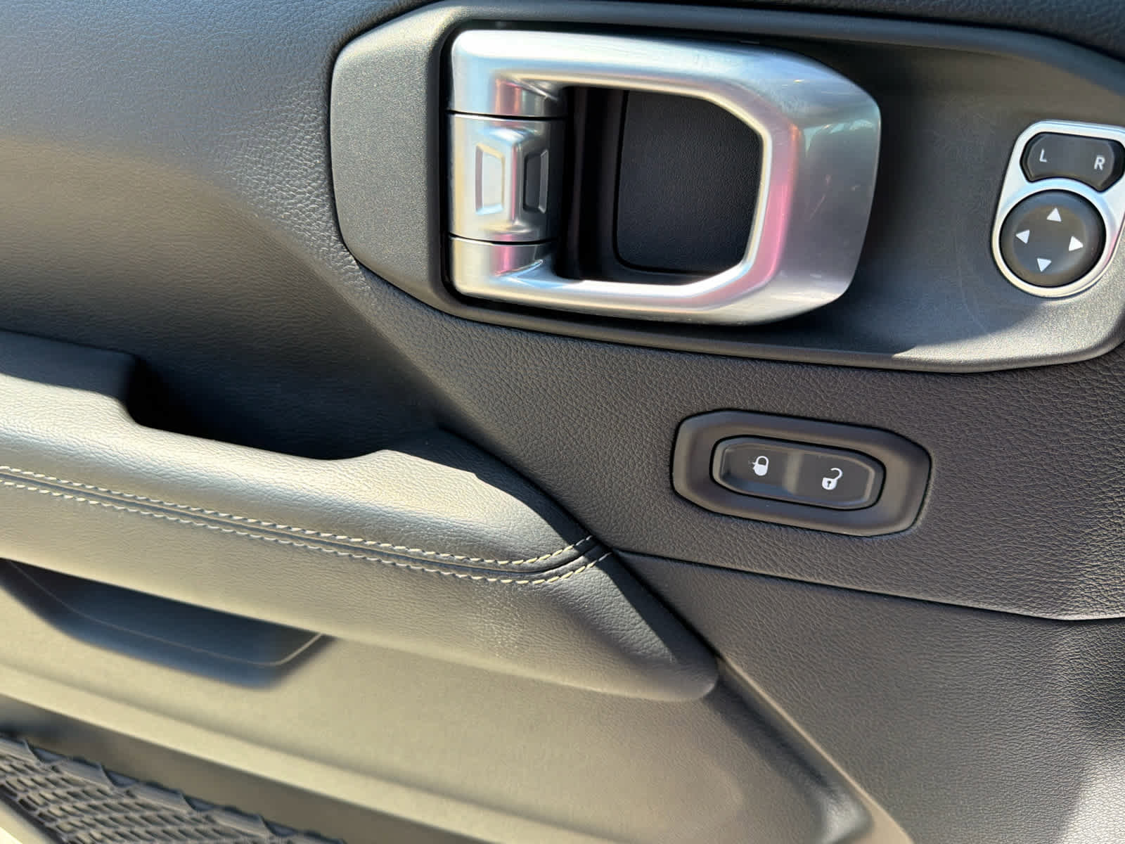 Used 2020 Jeep Gladiator Overland AWD/4WD image 18