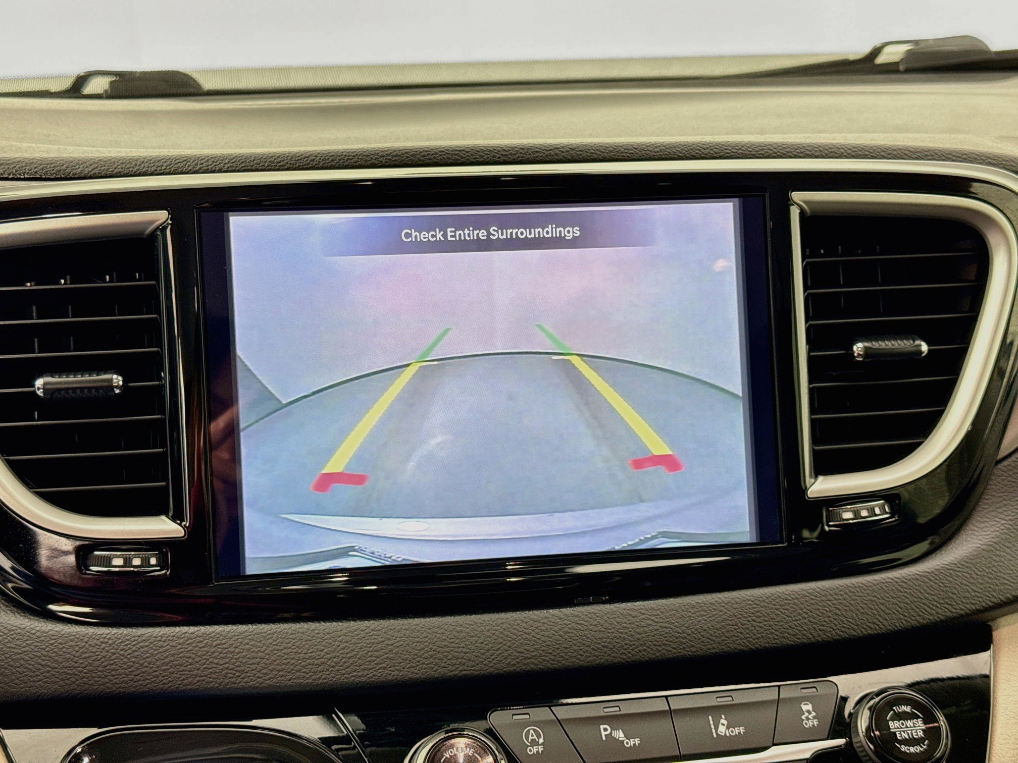 Used 2024 Chrysler Pacifica Touring-L FWD image 13