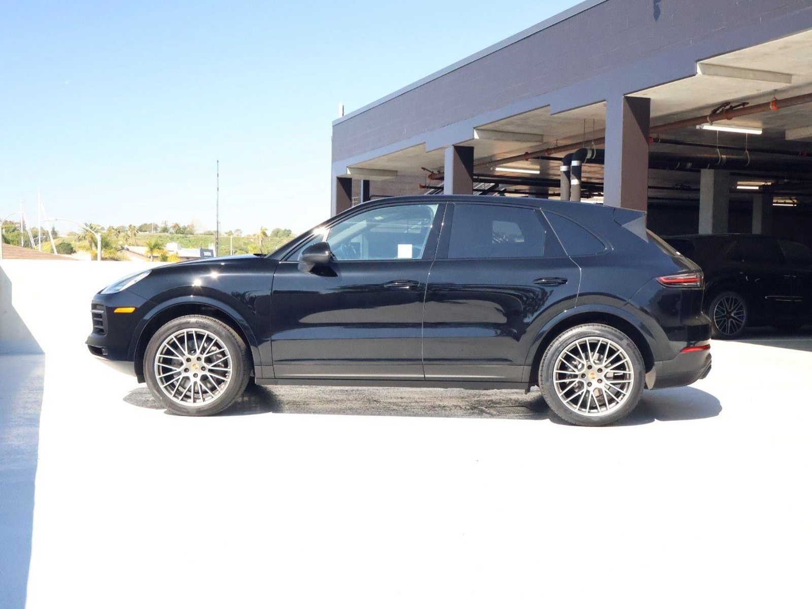 Certified 2022 Porsche Cayenne Platinum Edition AWD/4WD image 2