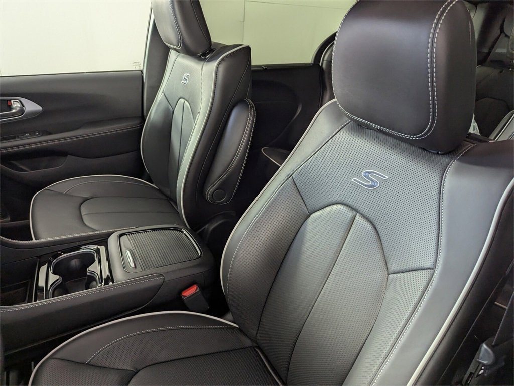 New 2026 Chrysler Pacifica Limited w/ Uconnect Theater Family Group image 12