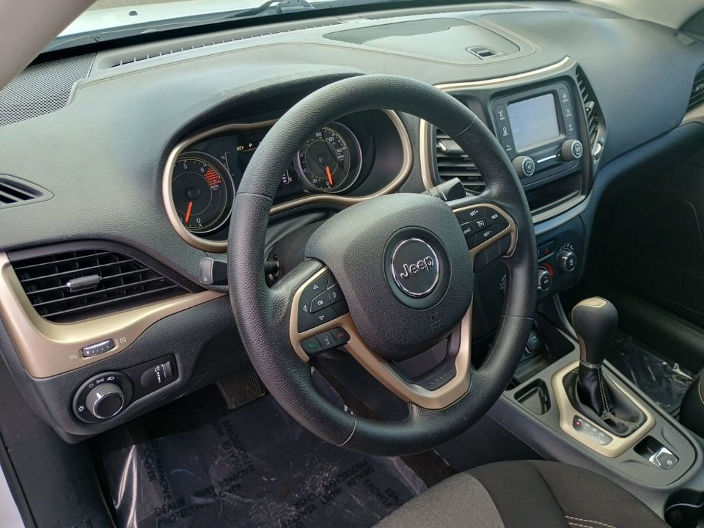 Used 2016 Jeep Cherokee Sport image 11
