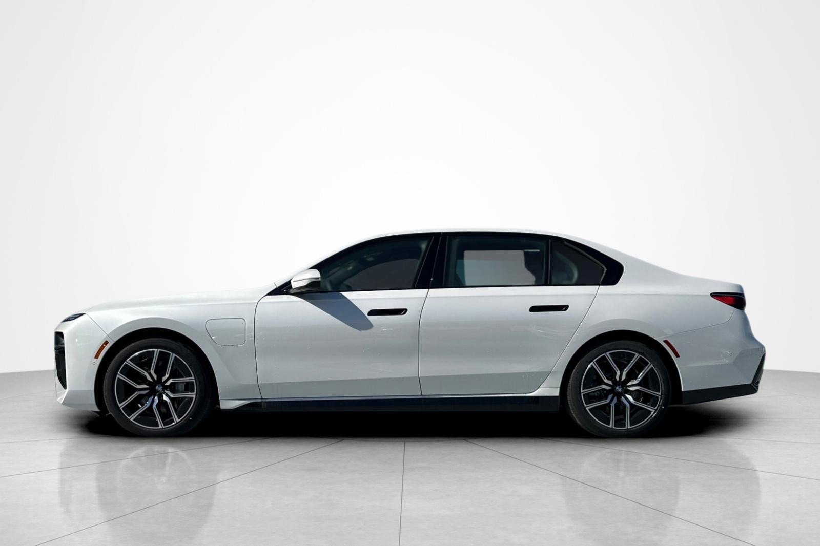 New 2026 BMW 750e xDrive AWD/4WD image 2