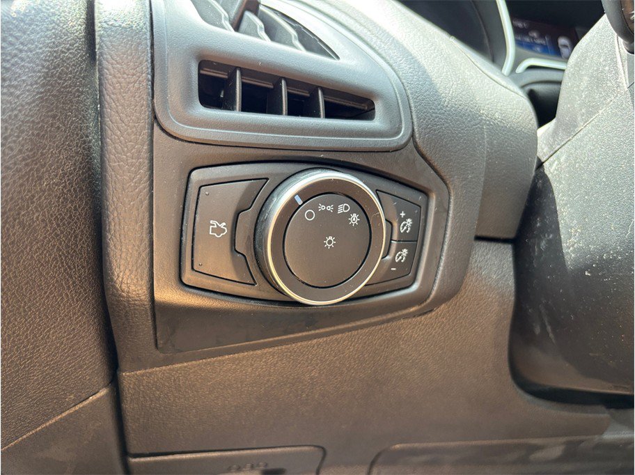 Used 2018 Ford Focus SE FWD image 25