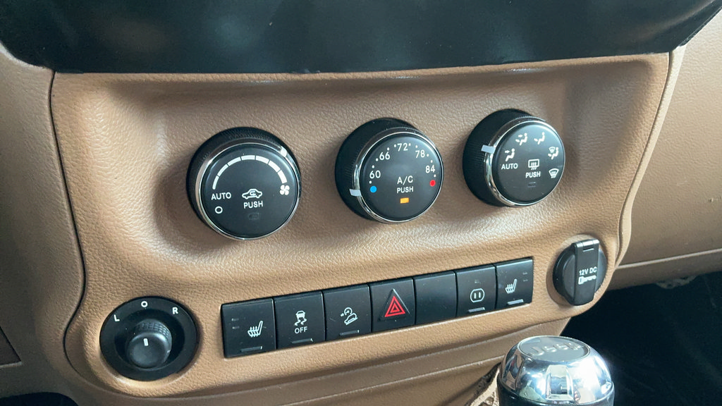 Used 2012 Jeep Wrangler Unlimited Sahara w/ Connectivity Group AWD/4WD image 15